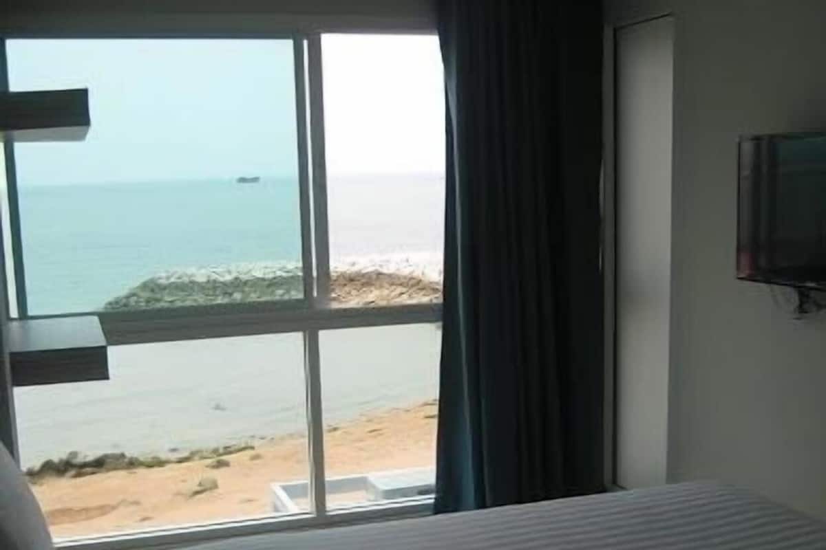 In-room safe, free WiFi, bed sheets