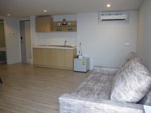 32-inch flat-screen TV with satellite channels, TV - Nantra Pattaya Baan Ampoe Beach (Sattahip)