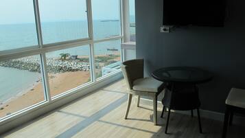 1 Bedroom Suite Ocean View | Área de sala de estar | Televisión de pantalla plana de 32 pulgadas con canales vía satélite