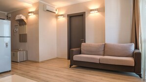 Căn hộ, 1 phòng ngủ, quang cảnh biển | Phòng khách | TV màn hình phẳng, các kênh phim phải trả tiền 