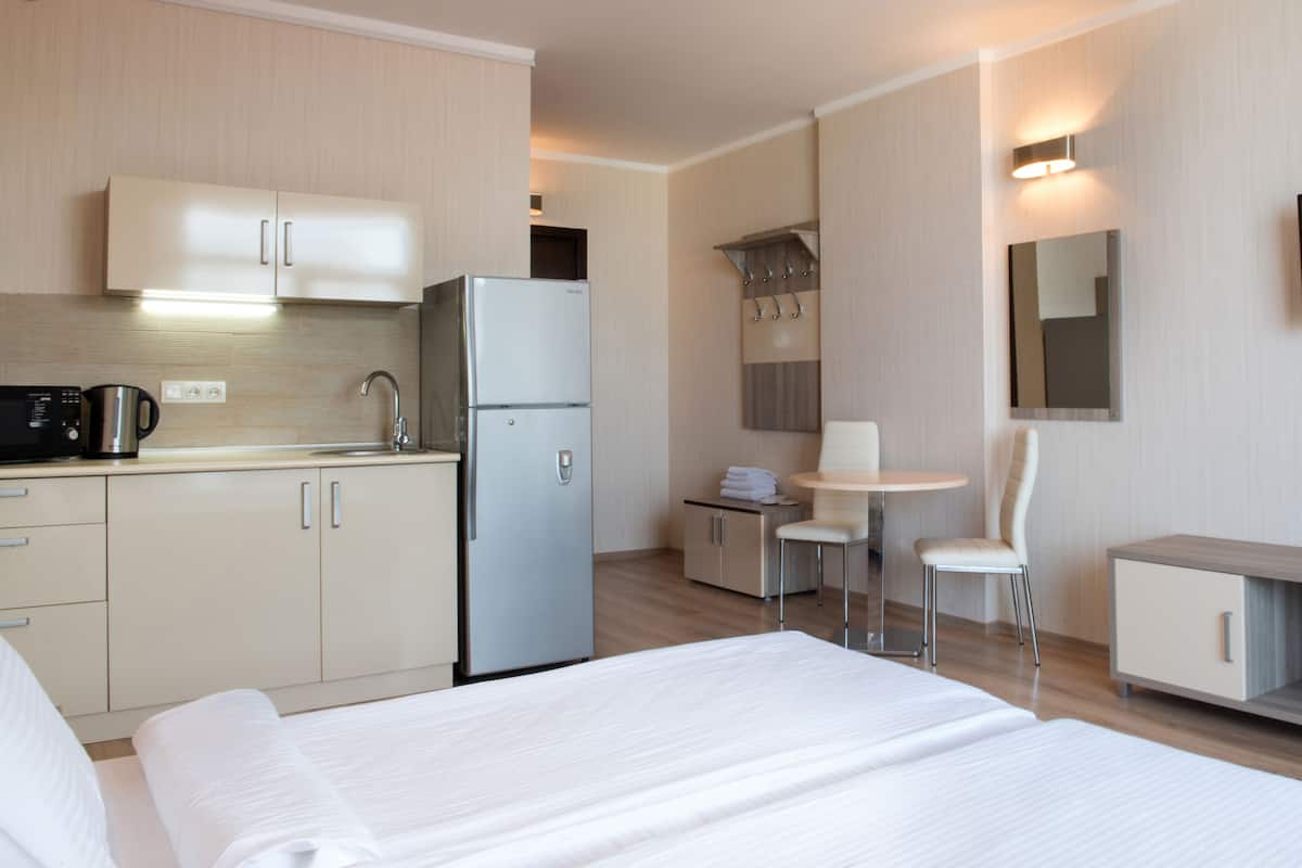 Studio | Premium bedding, desk, blackout curtains, free cots/infant beds