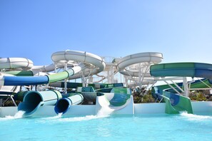 2 piscine all'aperto, ombrelloni da piscina, lettini