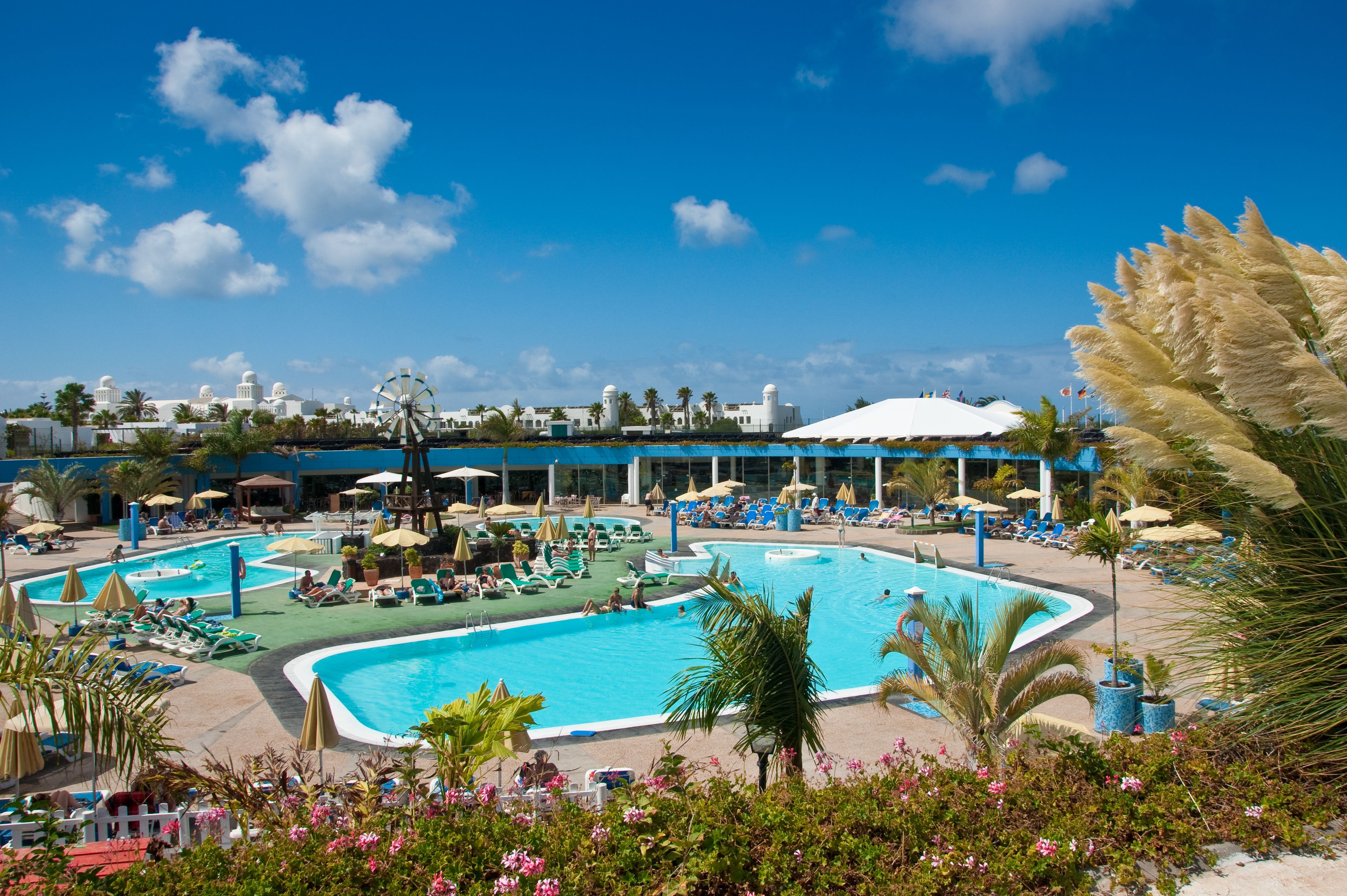 2 piscines extérieures, parasols de plage, chaises longues