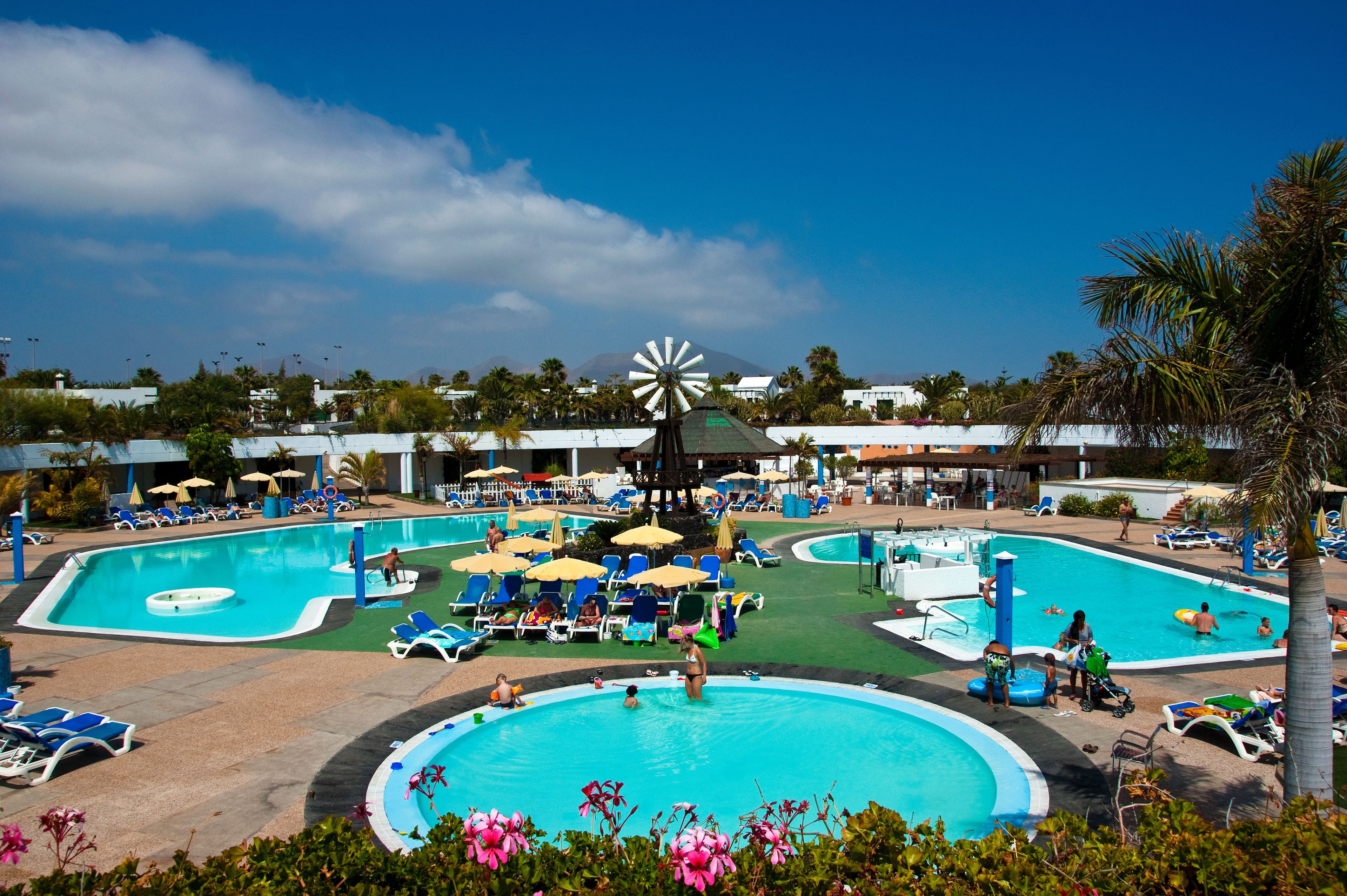 2 buitenzwembaden, parasols bij het zwembad en ligstoelen