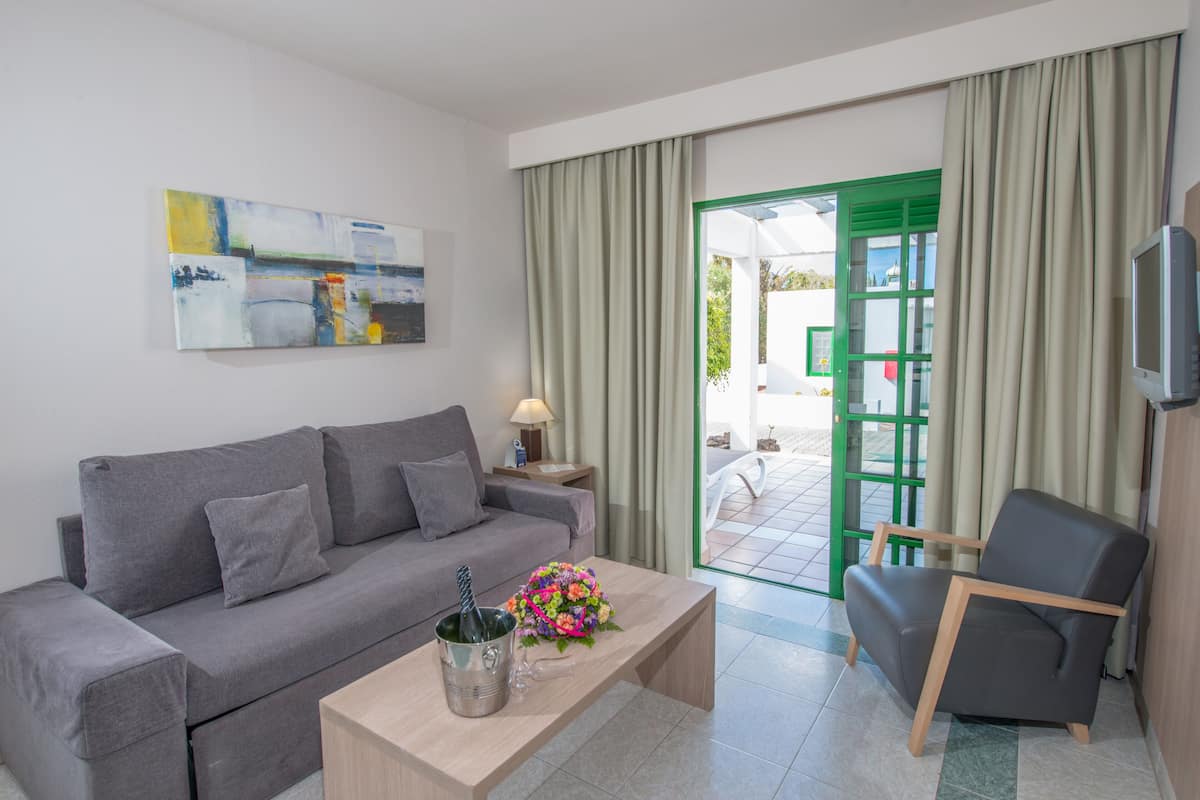 1 bedroom, bed sheets, wheelchair access