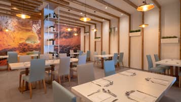 Phục vụ bữa sáng, bữa trưa, bữa tối, món ăn mang phong cách quốc tế