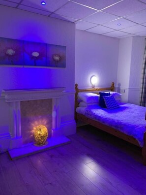 Family Room (2 Adults & 3 Children) | Hypo-allergenic bedding, in-room safe, iron/ironing board, free WiFi - Danescourt Lodge (Blackpool)