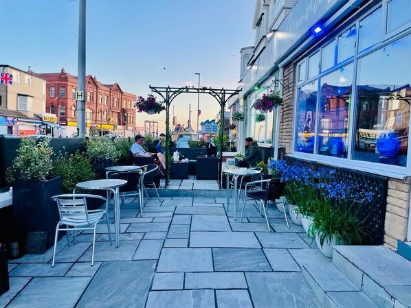 Outdoor dining - Danescourt Lodge (Blackpool)