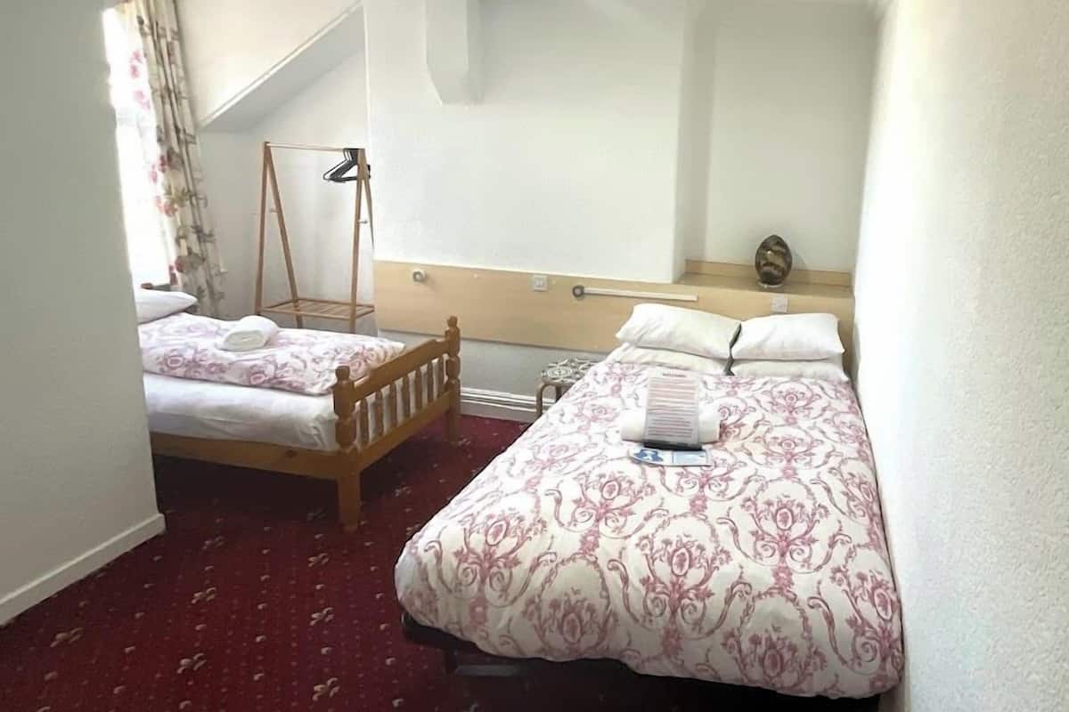 Familie driepersoonskamer | 1 slaapkamer, hypoallergeen beddengoed, een kluis op de kamer