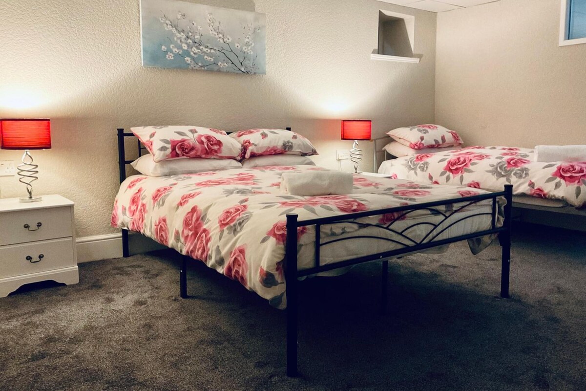 Ropa de cama hipoalergénica y caja de seguridad en la habitación 