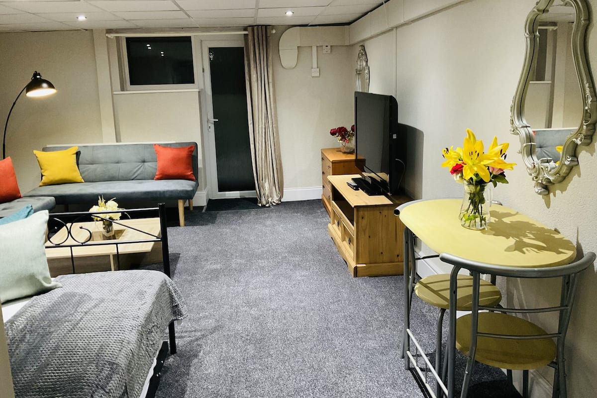 Superior appartement | Woonruimte | Een flatscreentelevisie en speelgoed