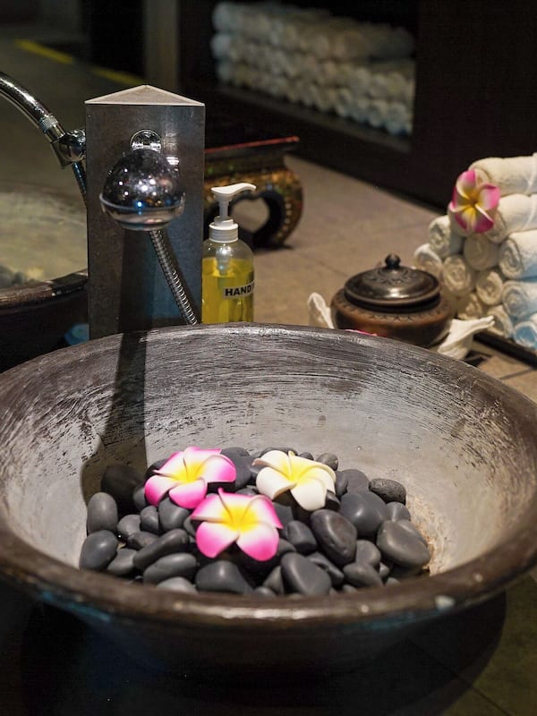 Body treatments, aromatherapy, Thai massages, reflexology, massages