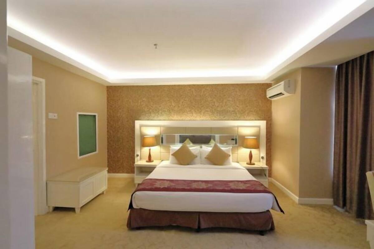 In-room safe, WiFi (free)