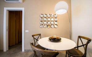 Khu vực ăn uống tại phòng