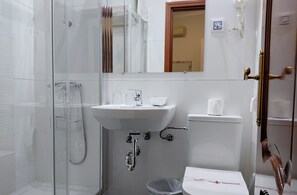 Tina con regadera, secadora de cabello, toallas 