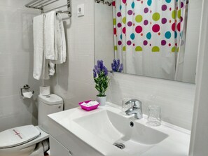 Bañera con ducha, secador de pelo, toallas