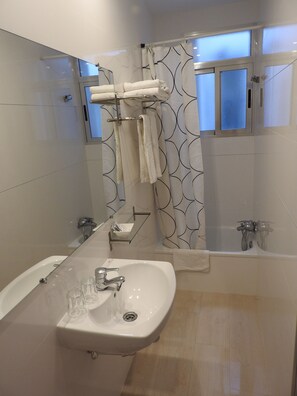 Standard Triple Room (With extra bed ) | Bathroom | Combined shower/tub, hair dryer, towels - Hostal Bruña (Madrid)