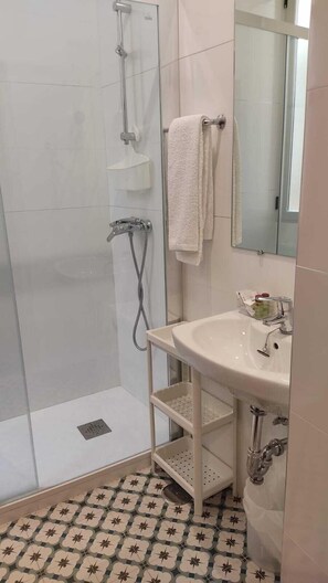 Standard Double Room | Bathroom | Combined shower/tub, hair dryer, towels - Hostal Bruña (Madrid)