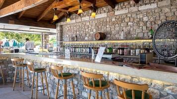 2 bars/lounges, 2 poolside bars