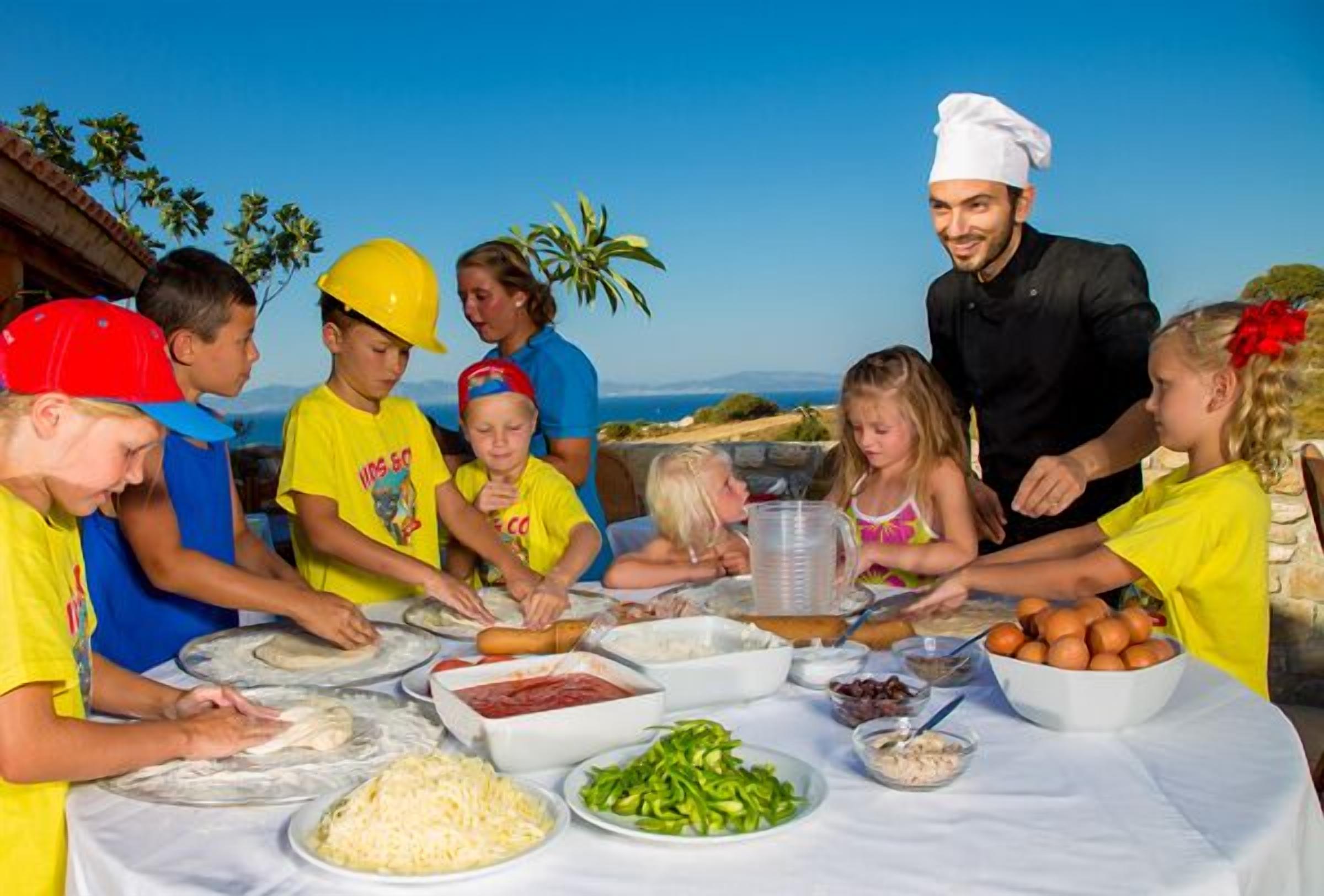 2 间餐厅，供应午餐和晚餐，国际美食