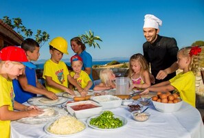 2 restaurantes; se sirven almuerzos, cenas y cocina internacional 