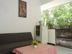 Nhà, 1 phòng ngủ, khu vực vườn | Khu phòng khách | TV 20-inch có truyền hình kỹ thuật số 