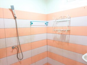 Family Room | Bathroom shower - Sea Beach Koh Larn 3 (Koh Lan)