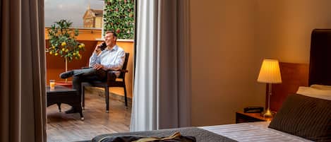Superior kamer, 1 twee- of 2 eenpersoonsbedden, terras, uitzicht op stad | Luxe beddengoed, een minibar, een kluis op de kamer, een bureau