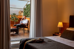 Quarto casal ou duplo superior, terraço, vista para a cidade | Roupas de cama premium, frigobar, cofres nos quartos, escrivaninha