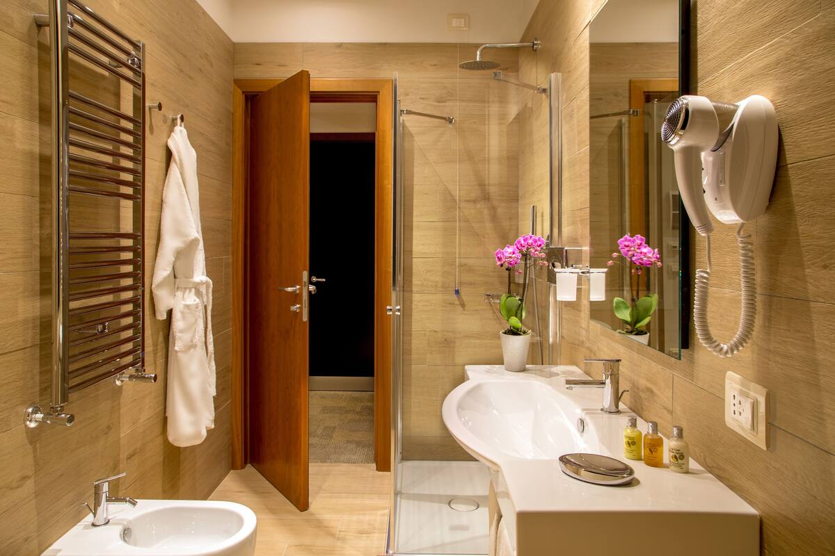 Douche, douche à « effet pluie », articles de toilette gratuits