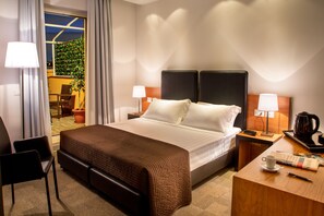 高档床上用品、迷你吧、客房内保险箱、办公桌