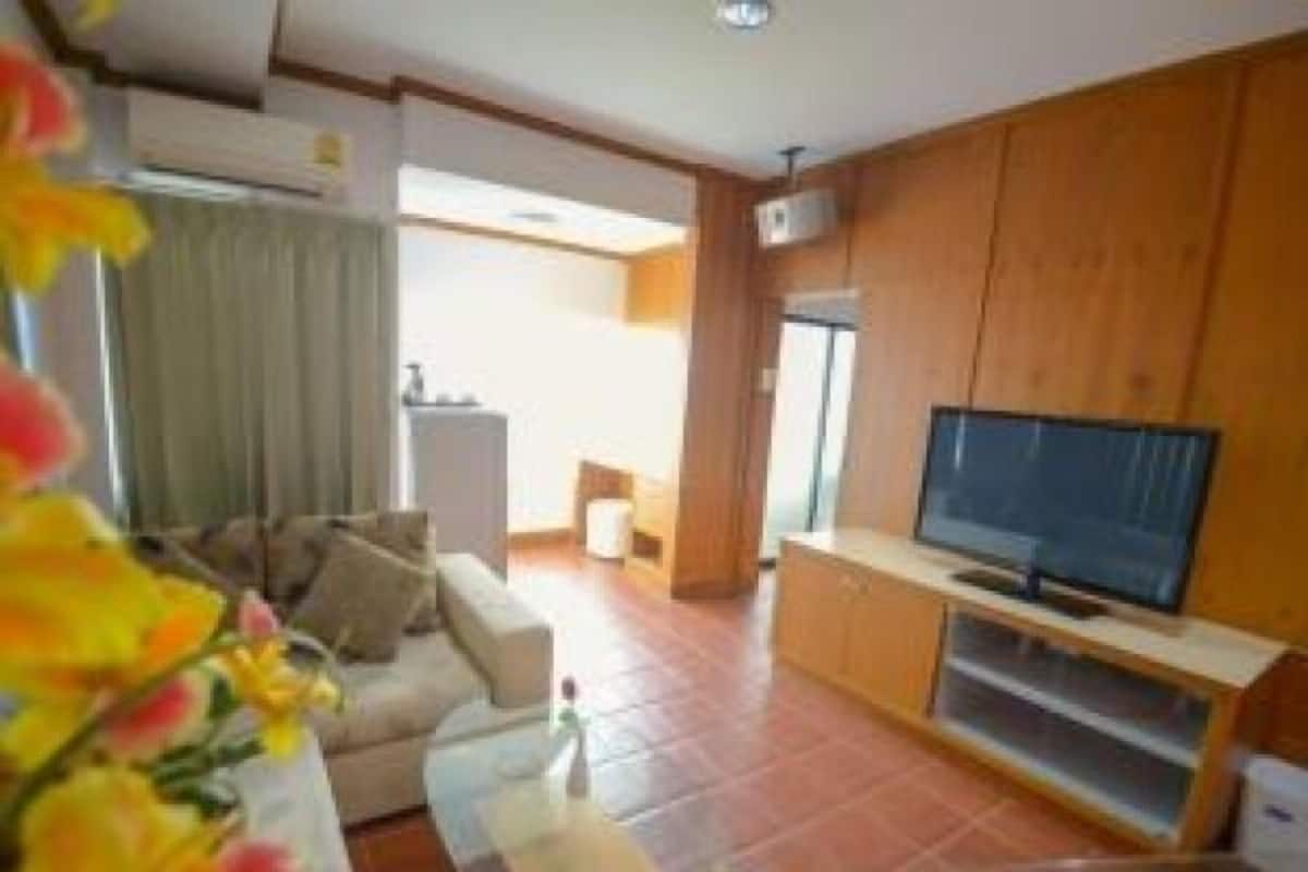Suite, kitchenette (Suite with Kitchenette) | Woonruimte | Een ledtelevisie