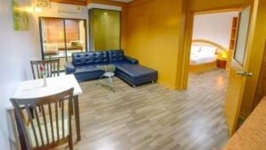 ห้องสวีท (Suite with Living Room) | บริการอาหารในห้องพัก