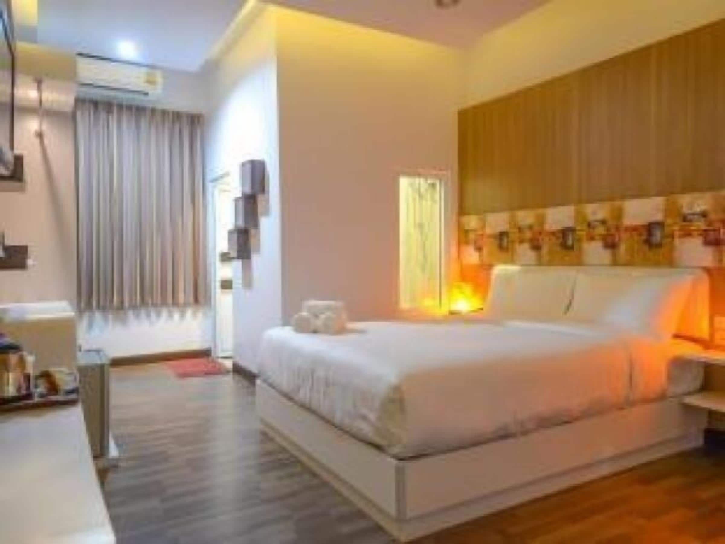 standard double room on 3rd floor | desk, free wifi