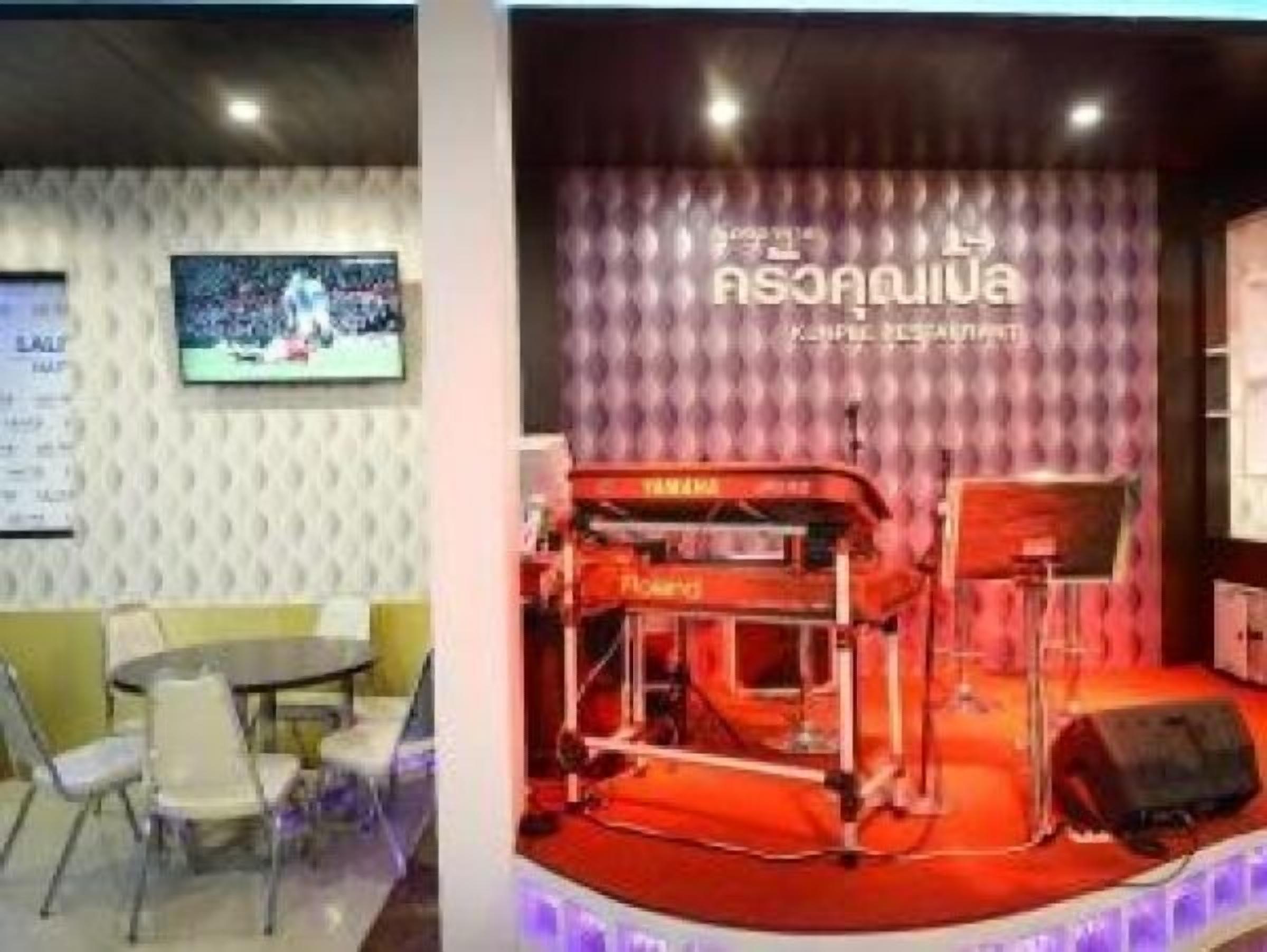 lunch and dinner served, thai cuisine