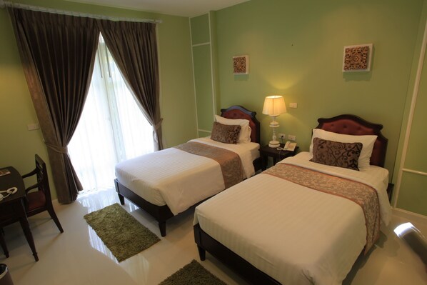 Deluxe Twin Room | In-room safe, individually decorated, desk, laptop workspace
