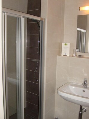 Dobbeltrom – comfort, 2 enkeltsenger | Bad | Toalettartikler (inkludert), hårføner og håndklær