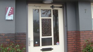 Een hotelentree met een naamplaatje waarop 