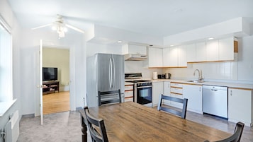 Casa, 4 habitaciones | Cocina privada | Frigorífico pequeño, microondas, cafetera o tetera y tostadora