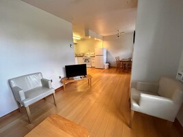 套房, 1 间卧室 | 起居区 | 55-英寸LED 电视（配备数码频道）、Netflix、Hulu