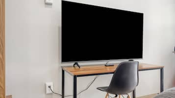 Deluxe Room, 2 Queen Beds, Mobility Accessible | Living area