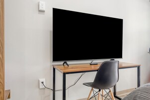 Habitación Deluxe, 2 camas de matrimonio, accesible en silla de ruedas | Zona de estar | Una televisión LED, Netflix, Hulu, servicios de streaming