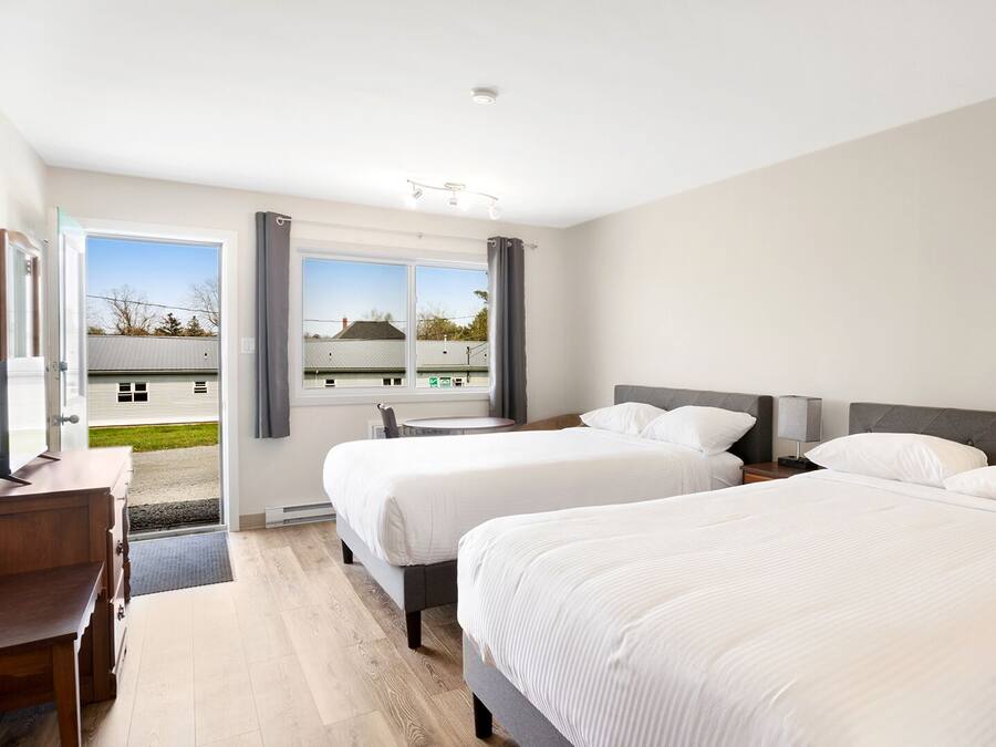 Standaard kamer, 2 queensize bedden | Een bureau, gratis wifi, beddengoed, rolstoeltoegankelijk