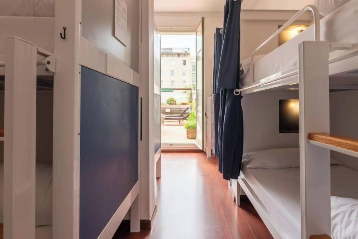 Cubrecamas, tabla de planchar con plancha, wifi gratis y ropa de cama 