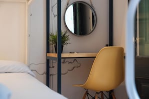 Habitació amb dos llits individuals, bany compartit | Cobrellits, planxa i posts de planxar, wifi gratuïta i roba de llit