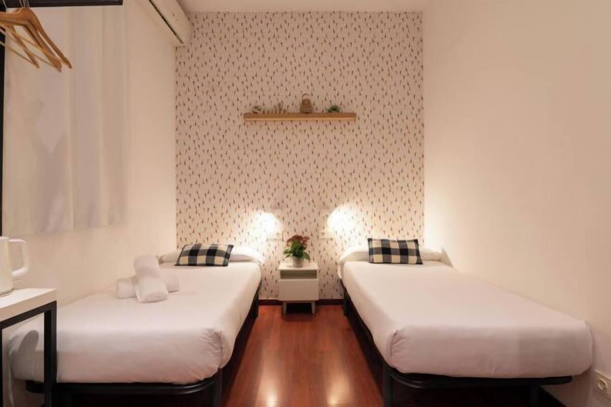 Cubrecamas, tabla de planchar con plancha, wifi gratis y ropa de cama 
