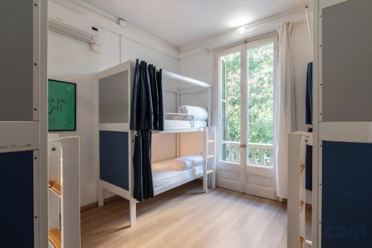 Cubrecamas, tabla de planchar con plancha, wifi gratis y ropa de cama 