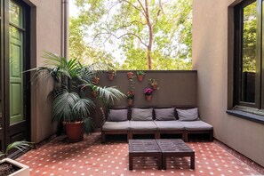 Habitació amb dos llits individuals, bany compartit | Terrassa o pati