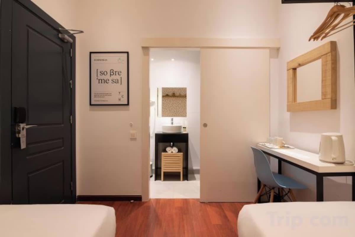 Cubrecamas, tabla de planchar con plancha, wifi gratis y ropa de cama 
