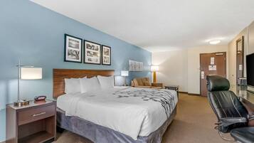 Una habitación de hotel con cama, escritorio, silla y televisión.